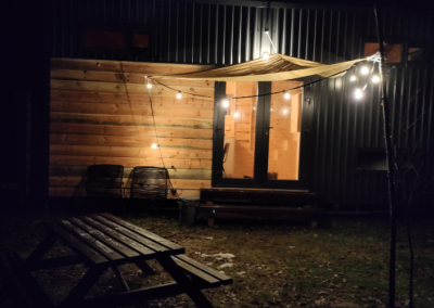 tiny house met hottub in drenthe by night