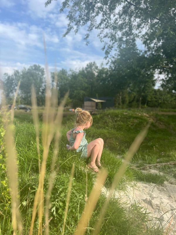 Meisje in speeltuin bij tiny house met hottub in Drenthe