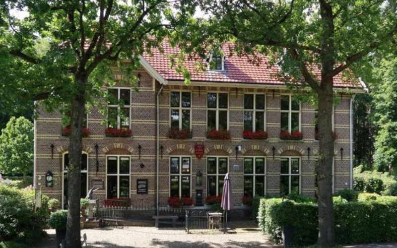 Restaurant Posten vlakbij tiny house met hottub in Drenthe