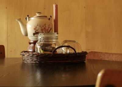 Interieur van tiny house met hottub in drenthe