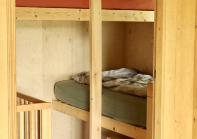 Interieur van tiny house met hottub in drenthe