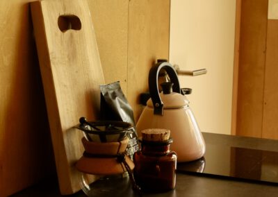 Interieur van tiny house met hottub in drenthe