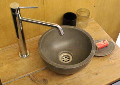 Badkamer in tiny house met hottub in drenthe