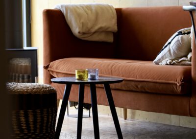 Interieur van tiny house met hottub in drenthe