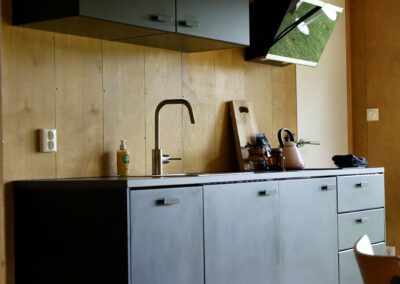 Interieur van tiny house met hottub in drenthe
