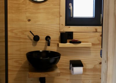 Interieur tiny house met hottub in Drenthe