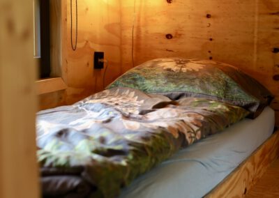 Interieur in tiny house met hottub
