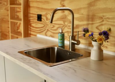 Interieur tiny house met hottub in Drenthe