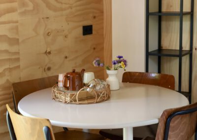 Interieur van tiny house met hottub in Drenthe