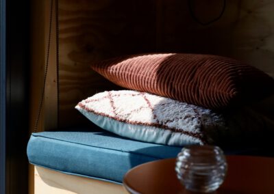 Interieur van tiny house met hottub in Drenthe