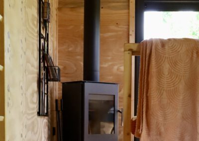 Interieur van tiny house met hottub in Drenthe