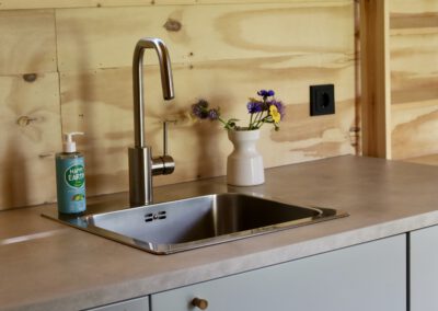 Interieur van tiny house met hottub in Drenthe