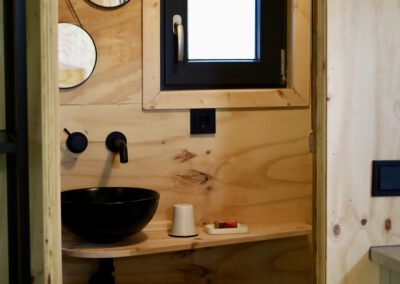 Badkamer in tiny house met hottub in Drenthe
