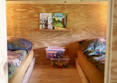Interieur van tiny house met hottub in Drenthe
