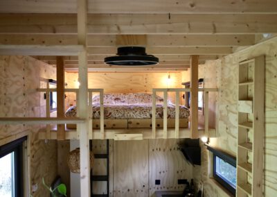 Interieur van tiny house met hottub in Drenthe