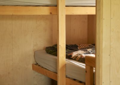 Interieur van tiny house met hottub