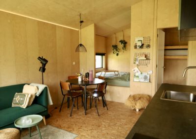 Interieur van tiny house met hottub