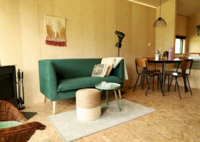 Interieur van tiny house met hottub