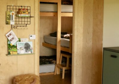 Interieur van tiny house met hottub