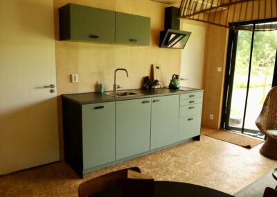 Interieur van tiny house met hottub
