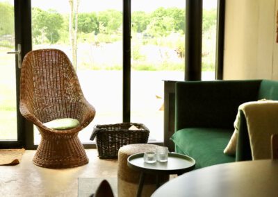 Interieur van tiny house met hottub