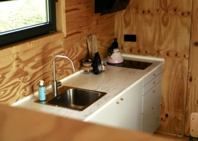 Interieur tiny house met hottub in Drenthe