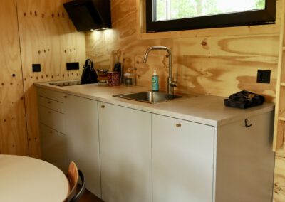 Keuken in tiny house met hottub in drenthe