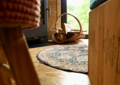Interieur in tiny house met hottub