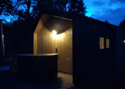 Hottub bij tiny house in Drenthe by night