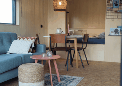 Interieur tiny house met hottub in Drenthe