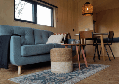Interieur tiny house met hottub in Drenthe