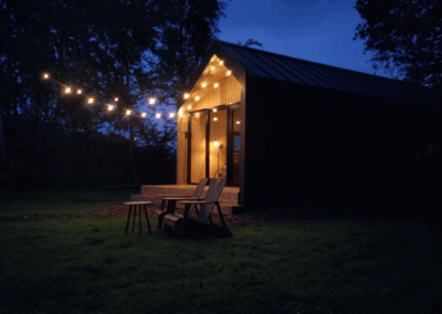tiny house met hottub in Drenthe by night