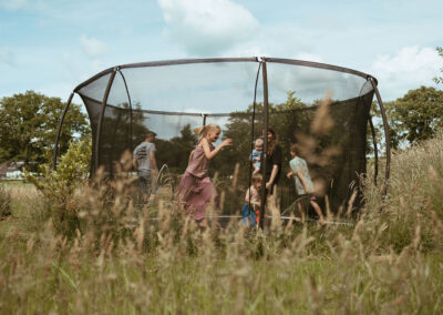 Trampoline bij tiny house met hottub in Drenthe