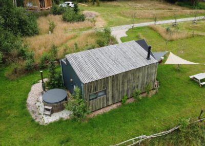 Tiny house met hottub in Drenthe vanuit de lucht