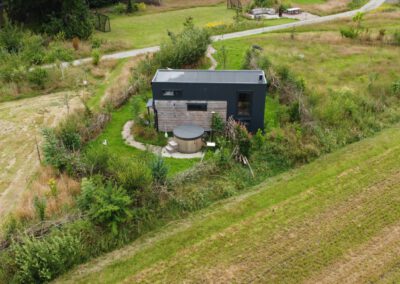 Tiny house met hottub in Drenthe vanuit de lucht