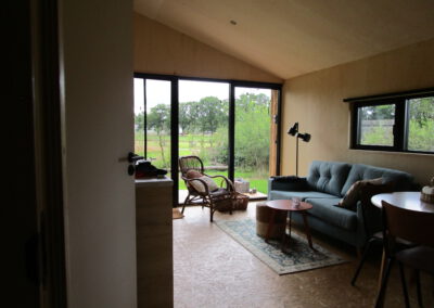 Woonkamer tiny house met hottub in Drenthe