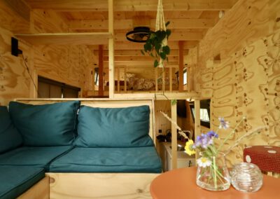 Eethoek in tiny house met hottub in drenthe