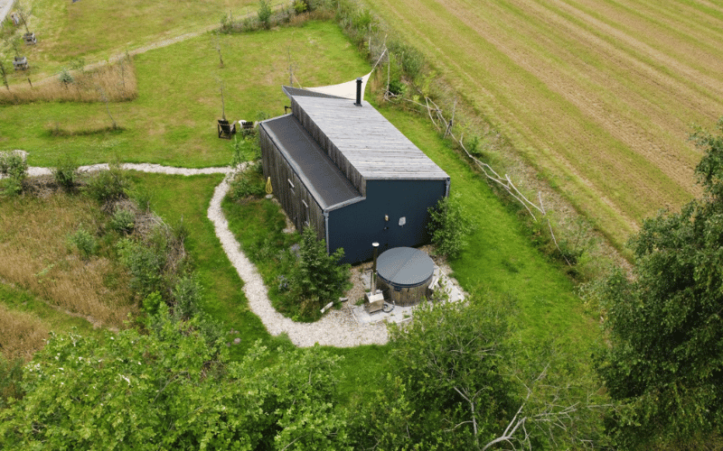 Tiny house met hottub in drenthe vanuit de lucht Tiny house met hottub in drenthe vanuit de lucht