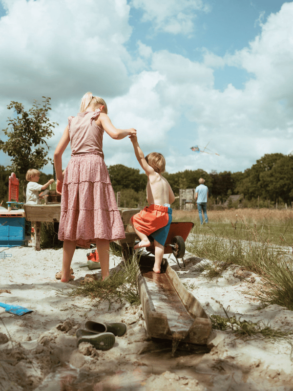 Waterpomp in natuurspeeltuin bij tiny houses in Drenthe