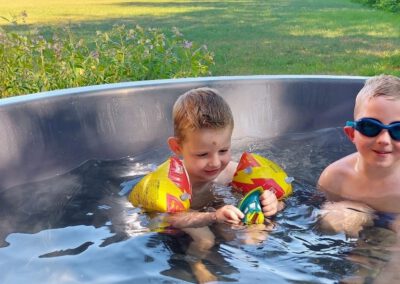 Hottub met kinderen bij tiny house in Drenthe